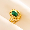 Détail de bague vintage en acier 304 avec pierre verte ovale et lunette dorée florale - Base Dorée Pierre Verte