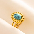 Détail d'une bague vintage dorée avec pierre turquoise ovale et anneau réglable - Base Or Pierre Bleu Clair