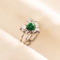 Detalle de anillo abierto de acero 304 con malaquita de corazón sobre fondo de tela beige - Estilo Corazón Plata-Verde (J542-S-G)
