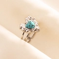 Detalle macro de anillo bohemio de acero inoxidable con corazón turquesa y textura lava - Estilo Corazón Plata-Azul Claro (J542-S-LB)