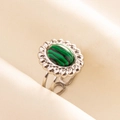Detail eines Vintage-Rings aus 304 Edelstahl mit grünem Malachit-Muster und Wellenrahmen - Silberne Basis Grüner Stein