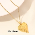 Dettaglio della collana a cuore placcata oro 18k con ala d'angelo e impronte di bimbo - Cuore Alato con Impronte - Oro (S737-G+N22-G)