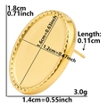 Vue détaillée de la boucle d'oreille ovale dorée mesurant 1,8 cm de haut et 1,4 cm - Style Ovale Décoratif Large Or (D107-G)