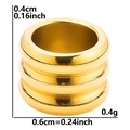 Detaillierte Makroansicht der 0.4cm hohen und 0.6cm breiten goldenen Metallperlen - Dreifachring Hoher Stil (S1381-G) / Gold