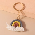 Dettaglio portachiavi arcobaleno in macramè fatto a mano con nappe bianche - Grigio