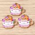 Dettaglio di tre ciondoli a forma di gattino in una tazza di tè in smalto e oro - Confezione da 10 / Bianco Viola