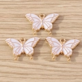 Detailansicht von drei weißen Schmetterlingsanhängern mit Goldrand für DIY-Schmuck - Weiß