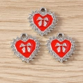 Rode hartvormige hangers met emaille en zilveren strik voor DIY sieraden maken - 10 Stuks Verpakking / Zilver Rood