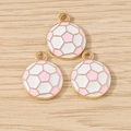 Dettaglio di ciondoli a forma di calcio rosa e bianchi con cornici dorate per il fai da te - Rosa