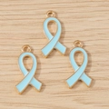 Dettaglio di tre ciondoli a nastro in smalto azzurro con bordi in metallo dorato su legno - Confezione da 10 / Blu