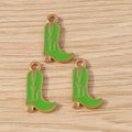 Vue détaillée de breloques bottes de cow-boy en émail vert avec ornements dorés - Lot de 10 / Vert