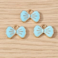 Nahaufnahme hellblauer Emaille-Schleifenanhänger mit Goldrand für DIY-Schmuckherstellung - 10er Pack / Blau