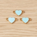 Detail von hellblauen Herz-Anhängern aus Emaille mit Goldrand und Doppelringen für DIY - 10er Pack / Blau