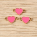 Drei rosa Herz-Emaille-Verbinder mit Vergoldung für DIY-Schmuckherstellung im Detail - 10er Pack / Fuchsia