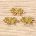 Detail von grünen Emaille-Schmetterlingsverbindern aus Goldmetall für DIY-Schmuck - Grasgrün