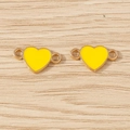 Nahaufnahme gelber Herzanhänger mit Goldrand für die DIY-Schmuckherstellung - 10er Pack / Gelb