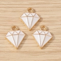 Trois pendentifs forme diamant en métal doré et émail blanc sur fond bois clair - Lot de 10 / Blanc