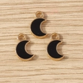 Detail von drei schwarzen Emaille-Mondanhängern mit Goldrand und Aufhänger - Schwarz