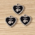 Detalle de colgantes de cereza en forma de corazón con esmalte negro y borde de pedrería - Negro Plateado