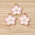 Tre ciondoli a fiore di ciliegio in smalto rosa e bianco con bordo dorato per gioielli - Rosa