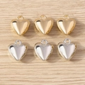 Detailansicht von 3D-Herz-Anhängern aus Metall in Gold und Silber für DIY-Schmuckherstellung - Mehrfarbig