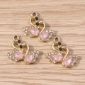 Détail de pendentifs cygne en cristal rose avec base dorée et strass brillants pour DIY - Rose