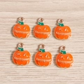 Vue détaillée des breloques citrouilles en émail orange avec bords dorés pour bijoux Halloween - Lot de 10 / Citrouille