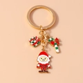 Détail du porte-clés de Noël avec Père Noël, boîte cadeau et breloques émaillées - Style Boîte Cadeau Père Noël