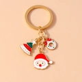 Détail du porte-clés de Noël avec charms Père Noël, sapin et couronne sur chaîne dorée - Style Père Noël Arbre