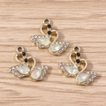 Trois élégants pendentifs cygnes dorés avec pierres d'opale blanche et strass brillants - Blanc