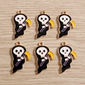Vue détaillée de 6 pendentifs faucheuse en alliage émaillé sur une surface en bois - Lot de 10 / Faucheuse