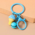 Detailansicht eines blauen Eis-Schlüsselanhängers mit Glocke und Metall-Karabiner - Blau