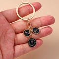 Portachiavi con orologio Mom dorato e tre ciondoli rotondi su sfondo rosa sobrio - Nero