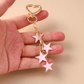 Goldener Herz-Schlüsselanhänger mit vier rosa Emaille-Sternen an einer Metallkette - Rosa