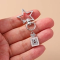 Porte-clés flacon de parfum rose avec chiffre 5 en cristal et fermoir en étoile - Bouteille de Parfum