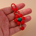 Porte-clés fait main avec fleur en perles, pendentif pomme rouge et fermoir mousqueton - Pomme
