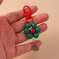 Détail du porte-clés fleur de Noël en perles avec clip rouge et breloque sapin - Sapin de Noël
