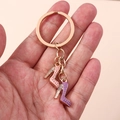 Detailaufnahme von handgefertigten High-Heel-Anhängern mit funkelndem Strassstein-Dekor - Rosa-Lila