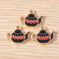 Dettaglio macro di tre ciondoli teiera in smalto nero e rosso con bordi dorati - Stile Teiera Nera (YD1733heise)