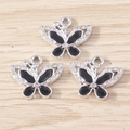 Tre eleganti ciondoli a farfalla in argento con smalto nero e strass su fondo in legno - Farfalla Nera (YD1695yinhei) / Confezione da 10 / Argento