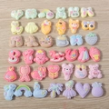 Macro-opname van pastelkleurige harsbedeltjes met beren en regenbogen voor DIY-knutselwerkjes - Gemengde Cartoon Stijlen (YQ484) / 15 Stuks Verpakking / Macaron Gemengde Kleuren