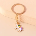 Llavero de unicornio blanco con crin de esmalte colorido y un anillo de metal dorado - Unicornio / Unicornio de colores