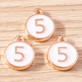Détail macro de pendentifs émaillés blanc et or rose numéro 5 sur fond de bois - Lot de 10 / Blanc Chiffre 5 (YD1814baise5)