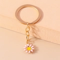 Llavero de margarita rosa con anillo de metal dorado y acabado de esmalte pulido - Margarita / Flor Rosa