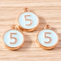 Détail macro de breloques rondes en or rose avec émail bleu clair et insert chiffre cinq - Lot de 10 / Bleu Chiffre 5 (YD1814lanse5)
