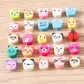 Bovenaanzicht van kleurrijke dierenkralen met panda, kikker en kat voor DIY-sieraden maken - 30 per verpakking