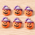 Dettaglio di ciondoli a zucca in resina con cappello da strega per gioielli Halloween - Cappello a Zucca