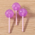 Vista macro di ciondoli a forma di lecca-lecca in resina viola traslucida con glitter e ganci - Confezione da 10 / Viola