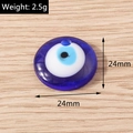 Détail macro du pendentif œil maléfique en résine 24mm avec poids de 2,5g indiqué - Petit Style Rond (24mm)(YQ655) / 5 Pièces