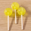 Dettaglio di ciondoli lecca-lecca in resina gialla con glitter e ganci in metallo - Confezione da 10 / Giallo